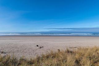 Modern Ground Floor Beachfront Condo Suite - Sleeps 4 - Pool and Sauna - 1