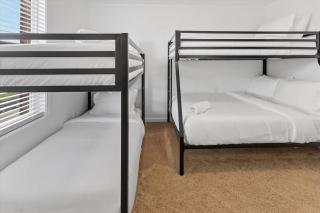 6BR Family Home by Grand Park - Westfield - 4