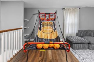 Spacious Downtown Retreat Near the Childrens Museum - Indianapolis - 2