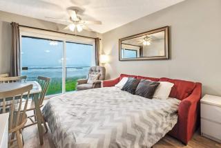 Ground Floor Beachfront Family-Sized Condo Suite - Pool and Hot Tub - 1