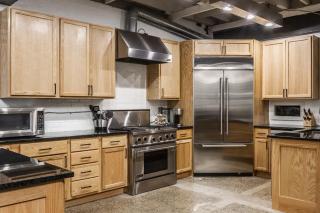 Amazing Modern Chic Mass Ave Townhome with Amenities - Indianapolis - 2