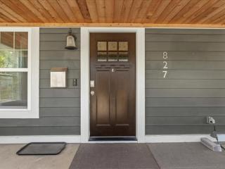 Modern and Spacious Downtown House - 9