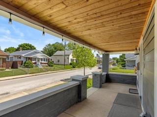 Modern and Spacious Downtown House - 8