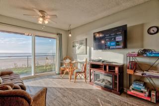 Deluxe Ground Floor Beachfront Condo Suite - Pool and Sauna - 9