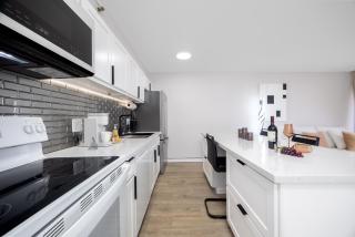 Freshly Updated Condo in Waikiki with Free Parking - 3