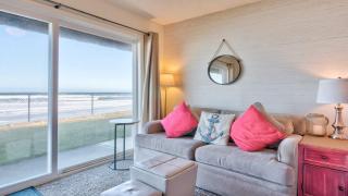 Cute Ground Floor Beachfront Suite - Sleeps 6 - Pool and Sauna - 8