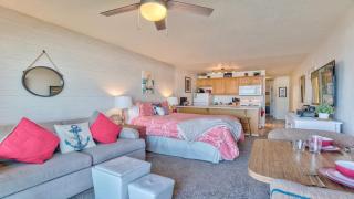Cute Ground Floor Beachfront Suite - Sleeps 6 - Pool and Sauna - 6