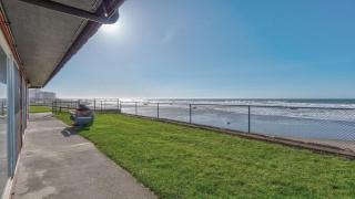 Cute Ground Floor Beachfront Suite - Sleeps 6 - Pool and Sauna - 4