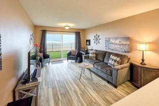Cozy Ground Floor Beachfront Suite - Sleeps 4 - Pool and Sauna - 6