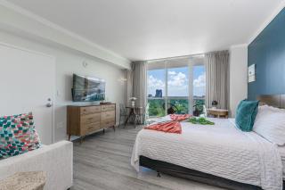 Sunset Suite Skyline Views King and Twin Sofa Includes Parking - 9