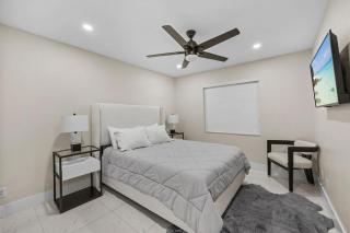 Brand New Luxe Pool Home minutes from the beach! - Naples - 2