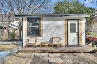 Walkable Private Guest House Studio with Pickleball Court - Austin - 8