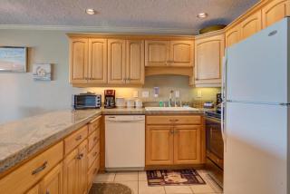 Large Beachfront Suite - Sleeps 6 - Second Floor - Pool and Sauna - 9