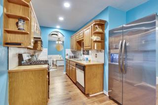 Walkable DT Foliage Haven with Pickleball Court - Austin - 8