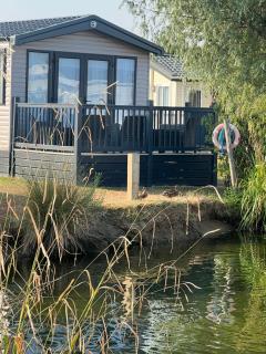 DJD ,Country Style Luxury Lodge, Manor Park Sleeps 4 - New Hunstanton - 9