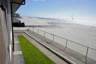 Retro Oceanfront Suite - Pool and Sauna - Second Floor - Sleeps 4 - 1