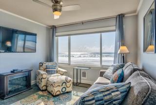 Top Floor Oceanfront Suite - Pool and Sauna - Sleeps 4 - 8