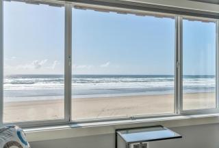 Top Floor Oceanfront Suite - Pool and Sauna - Sleeps 4 - 7
