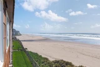 Top Floor Oceanfront Suite - Pool and Sauna - Sleeps 4 - 4