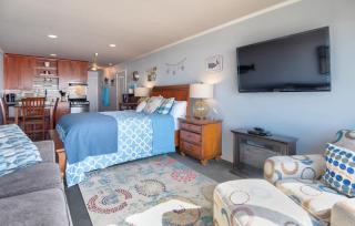 Top Floor Oceanfront Suite - Pool and Sauna - Sleeps 4 - 3