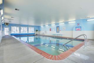 Top Floor Oceanfront Suite - Pool and Sauna - Sleeps 4 - 8