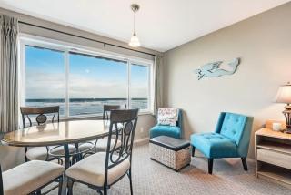 Gorgeous Oceanfront Suite - Top Floor - Pool and Sauna - Sleeps 4 - 7