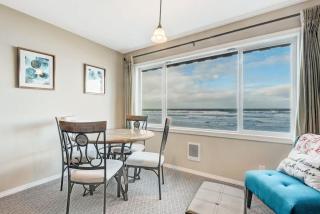 Gorgeous Oceanfront Suite - Top Floor - Pool and Sauna - Sleeps 4 - 6