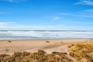 Gorgeous Oceanfront Suite - Top Floor - Pool and Sauna - Sleeps 4 - 5
