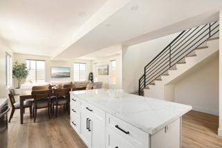 Ocean Beach Getaway with Peek Views - 7