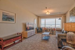 Beautiful Oceanfront Suite - Top Floor - Pool and Sauna - Sleeps 4 - 7