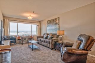 Beautiful Oceanfront Suite - Top Floor - Pool and Sauna - Sleeps 4 - 8