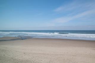 Beautiful Oceanfront Suite - Top Floor - Pool and Sauna - Sleeps 4 - 4