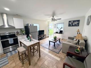Renovated 2 Bedroom In Durham! Superhost! - 3