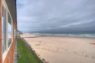 Spacious Beachfront Suite - Sleeps 8 - Top Floor - Pool and Sauna - 6