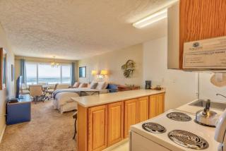 Spacious Oceanfront Suite - Sleeps 8 - Top Floor - Pool and Sauna - 7