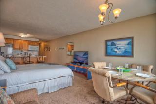 Spacious Oceanfront Suite - Sleeps 8 - Top Floor - Pool and Sauna - 3
