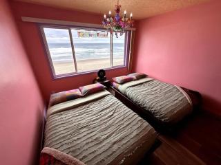 Groovy Oceanfront Suite - Top Floor - Pool and Sauna - Sleeps 4 - 6