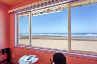 Groovy Oceanfront Suite - Top Floor - Pool and Sauna - Sleeps 4 - 2