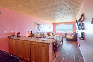 Groovy Oceanfront Suite - Top Floor - Pool and Sauna - Sleeps 4 - 5