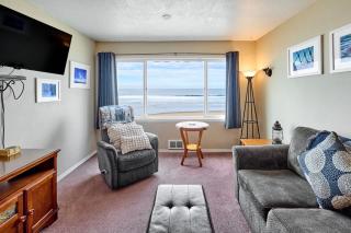 Top Floor Beachfront Suite - Pool and Sauna - Sleeps 4 - 6