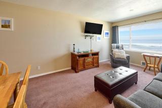 Top Floor Beachfront Suite - Pool and Sauna - Sleeps 4 - 4