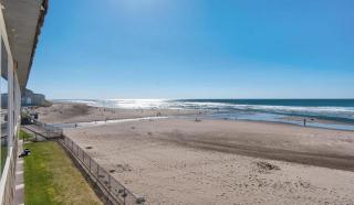 Top Floor Beachfront Suite - Pool and Sauna - Sleeps 4 - 2