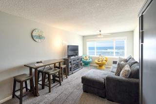 Amazing Top Floor Oceanfront Suite - Pool and Sauna - Sleeps 4 - 8