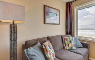 Spacious Top Floor Oceanfront Suite - Pool and Sauna - Sleeps 4 - 9