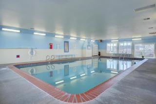 Spacious Top Floor Oceanfront Suite - Pool and Sauna - Sleeps 4 - 8