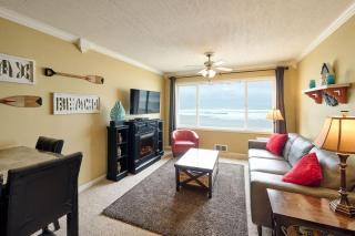 Updated Top Floor Beachfront Suite - Pool and Sauna - Sleeps 4 - 4