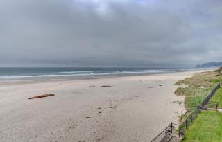 Updated Top Floor Beachfront Suite - Pool and Sauna - Sleeps 4 - 5