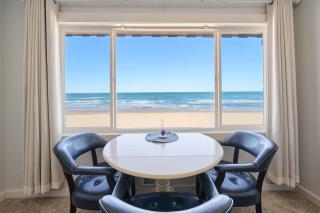 Oceanfront Suite - Top Floor - Pool and Sauna - Sleeps 6 - 4