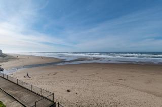 Spacious Oceanfront Suite - Top Floor - Pool and Sauna - Sleeps 6 - 7