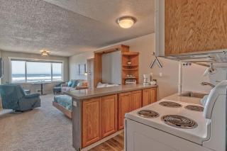 Spacious Oceanfront Suite - Top Floor - Pool and Sauna - Sleeps 6 - 4